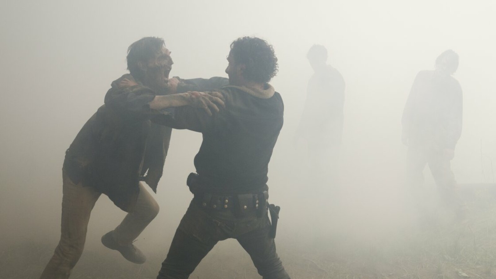 Schließlich hat Negan ihn mitten in eine Horde Walker gestoßen.