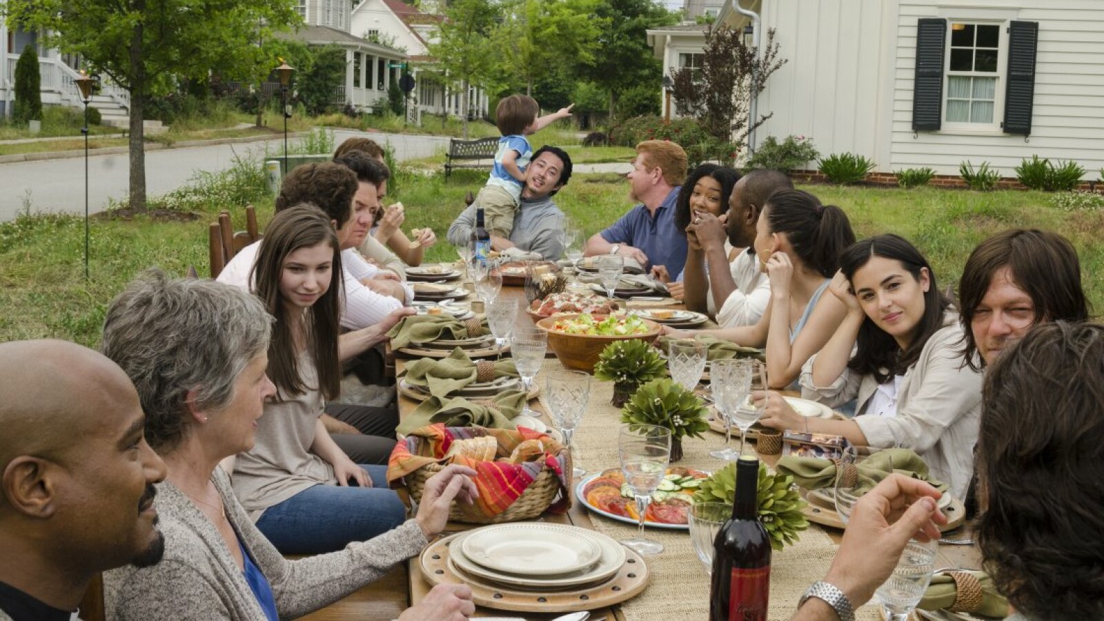 Nur eine Fantasie: Rick und Co feiern zusammen in Alexandria. Die Welt hätte so schön sein können - ohne Negan.