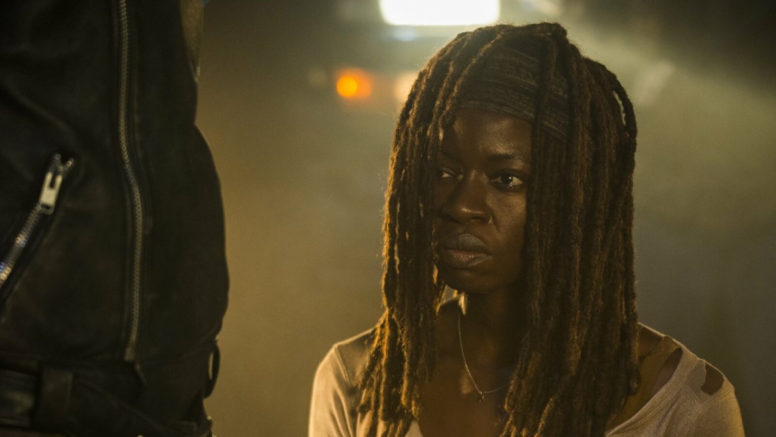 Sie ist von den ewigen Psychospielen des Savior-Anführers gebrochen.