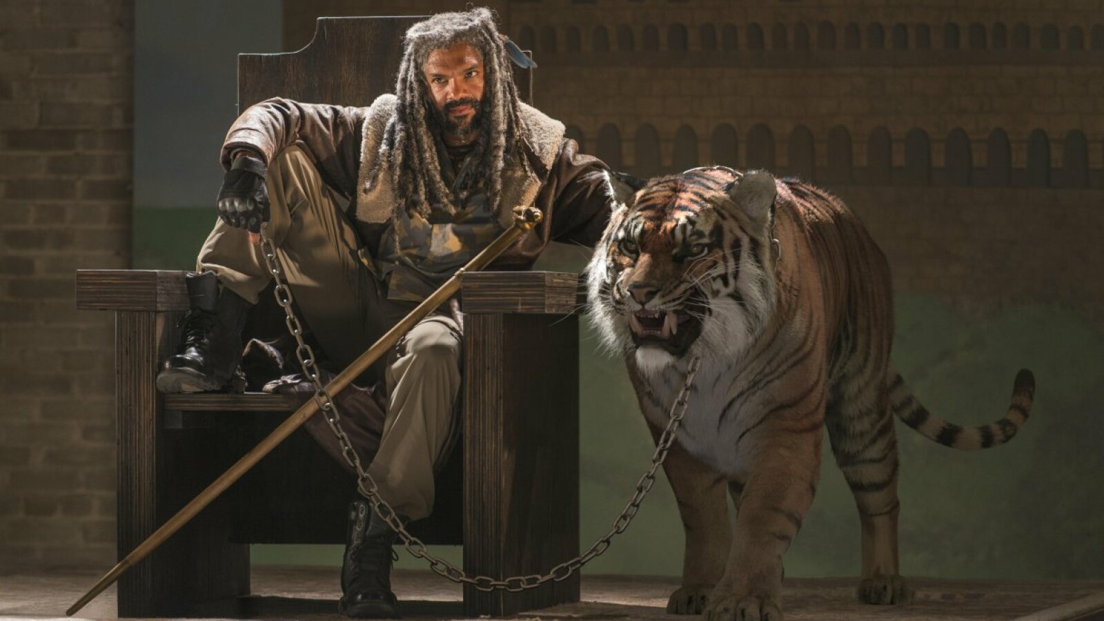 König Ezekiel regiert das Kingdom. An seiner Seite befindet sich stets die zahme Tigerdame Shiva.