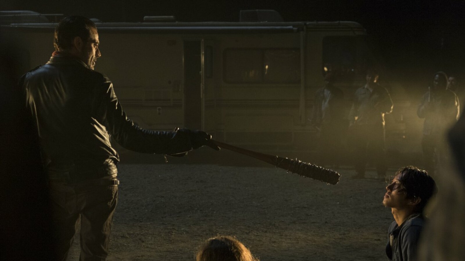 Negan zeigt mit Lucille auf Glenn. Wenig später wird er zuschlagen.