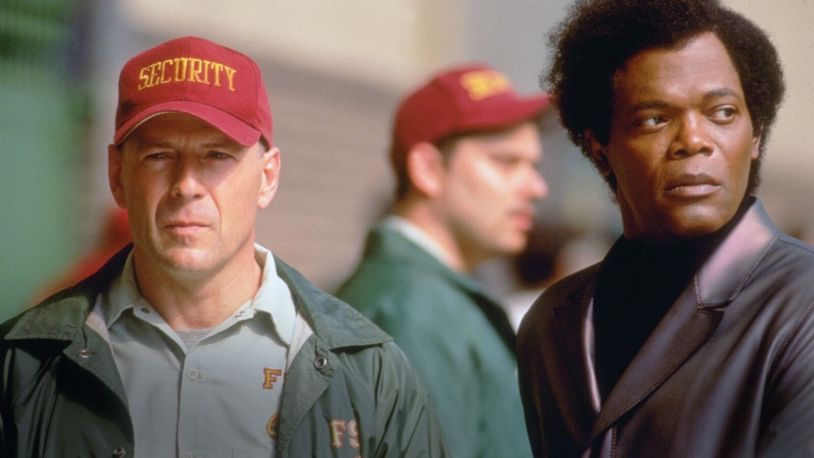 Regisseur M. Night Shyamalan hat im Jahr 2000 das Thriller-Drama "Unbreakable - Unzerbrechlich" auf die Kinoleinwände gebracht. Es handelt sich um eine spannende Superheldengeschichte, die vom düsteren Stil fast schon an "The Dark Knight" erinnert. In den Hauptrollen glänzen Bruce Willis und Samuel L. Jackson ("<a href="https://www.netzwelt.de/serien/secret-invasion/index.html">Secret Invasion</a>").