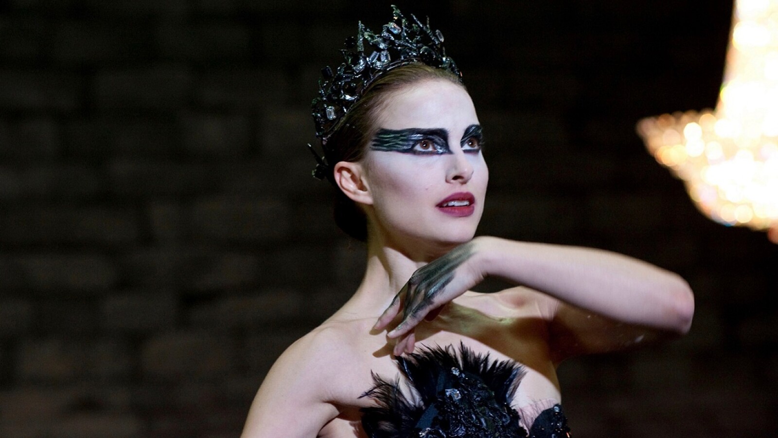 "Black Swan" ist ein Film von Darren Aronofsky, der Natalie Portman als Ballett-Tänzerin zeigt. Ihr Weg zum Ruhm ist sehr beschwerlich und lässt sie langsam in den Wahnsinn abdriften.