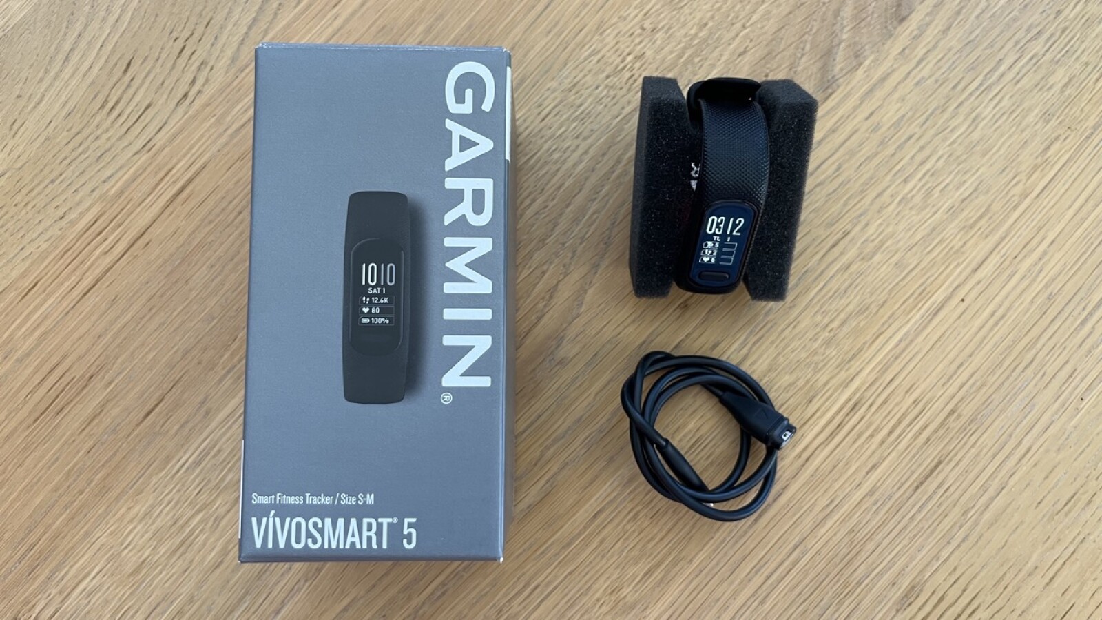 Ihr bekommt den Garmin-Tracker mit Armband sowie ein Ladekabel.