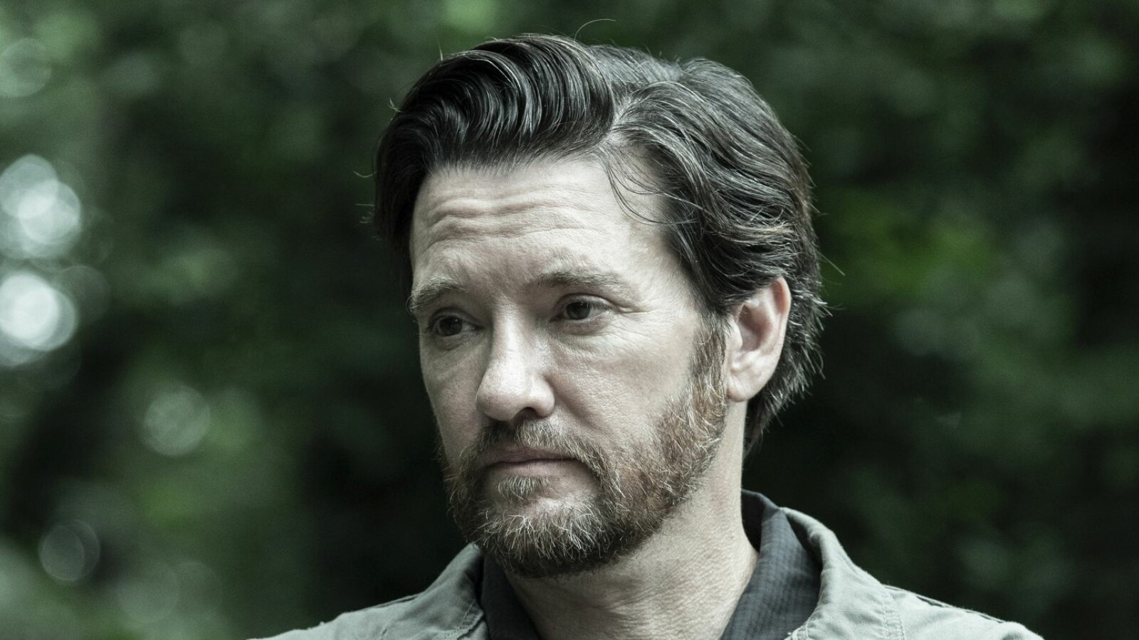 The Walking Dead Staffel 11: Carlson aus dem Commonwealth begleitet Gabriel und Aaron.