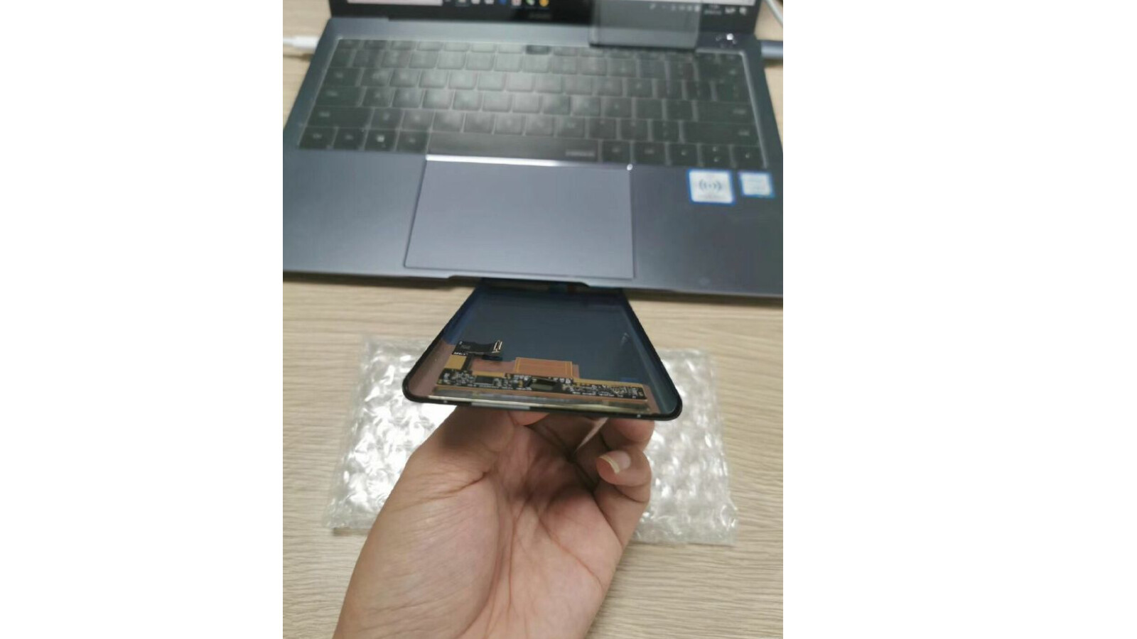 Ein Blick ins Innere des Huawei Mate 30 Pro.