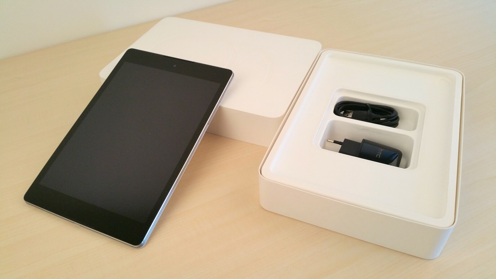 Überraschungen Fehlanzeige: Im Karton finden sich neben dem Gerät nur USB-Kabel und Netzstecker.