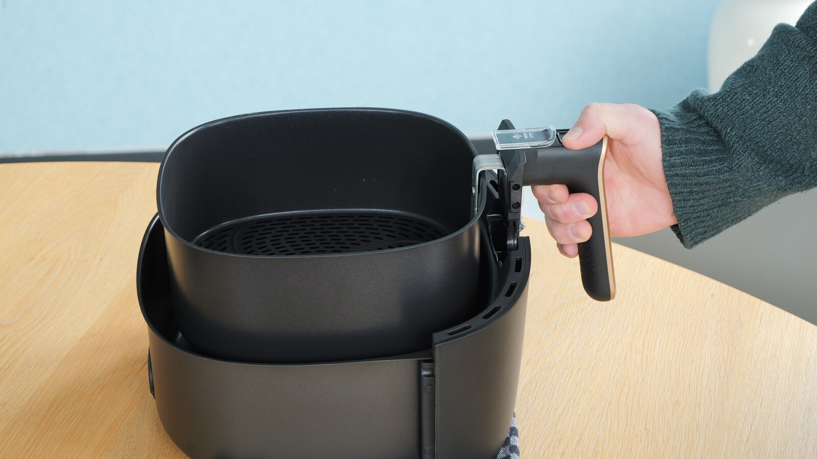 Den inneren Frittierkorb könnt ihr per Knopfdruck entriegeln und aus dem Garkorb heben.