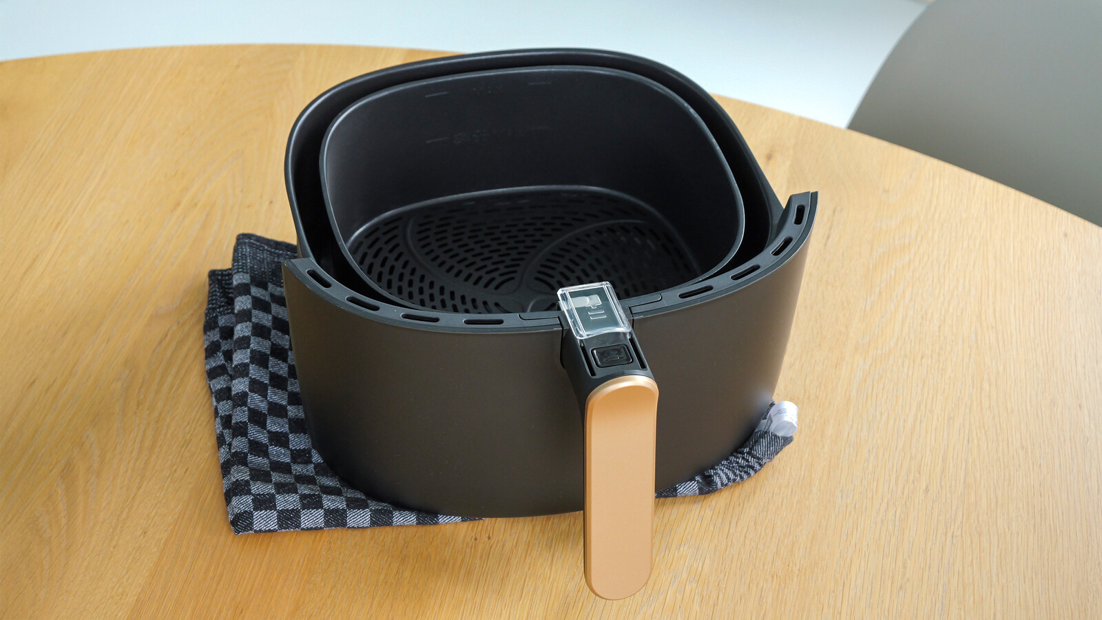 Der Garkorb bietet zwei Markierungen im Inneren für die maximalen Füllmengen von Kartoffelprodukten und sonstige Zutaten