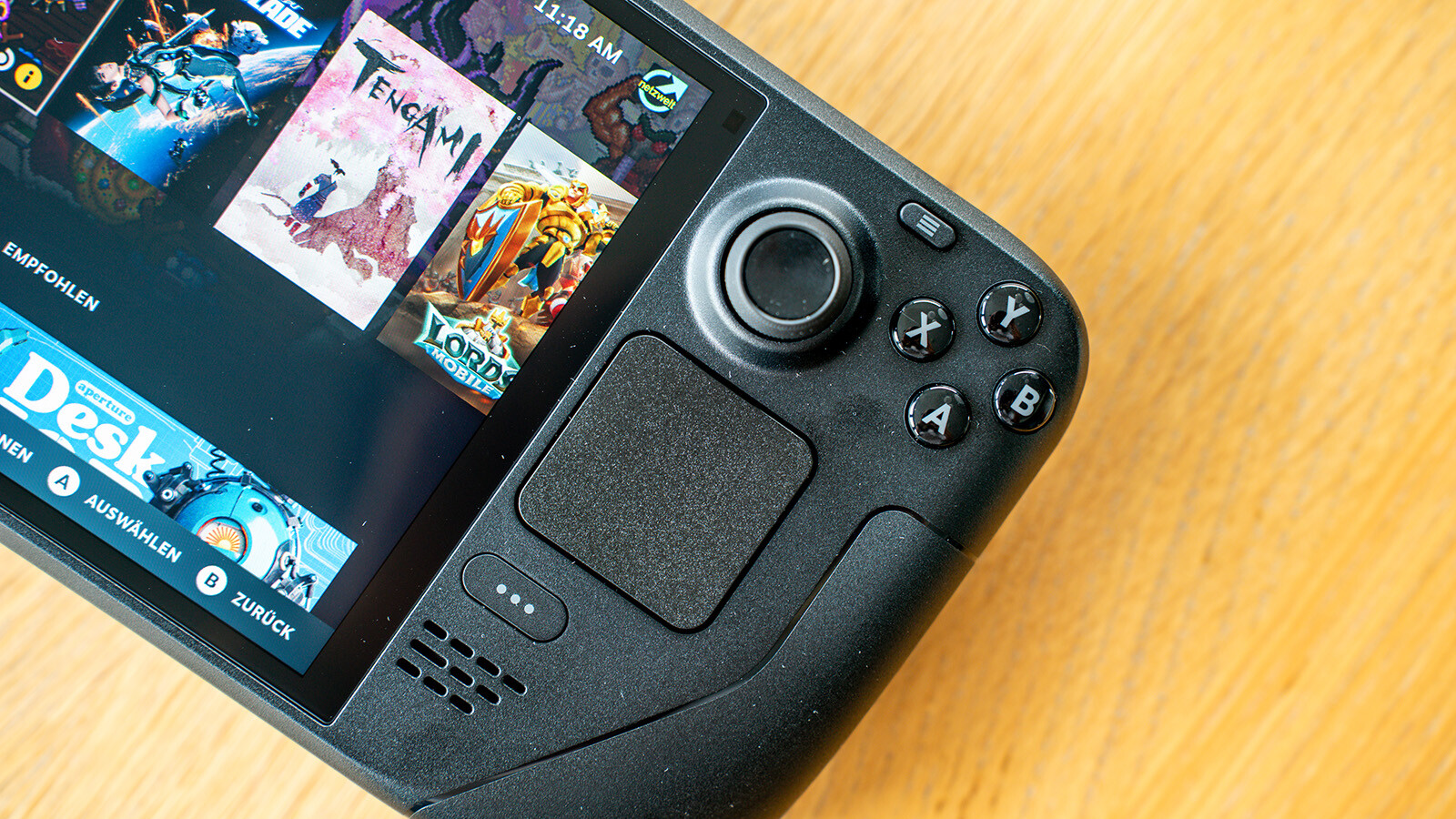 Links und rechts sind Trackpads verbaut, durch die ihr den Cursor auf dem Screen bewegt.