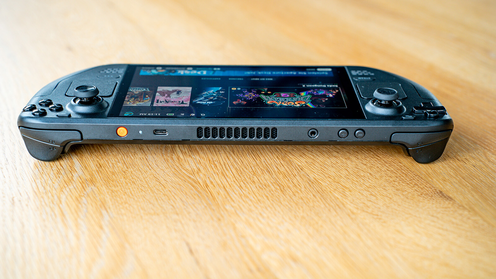 Auf der Oberseite könnt ihr etwa Kopfhörer per Kabel anschließen.