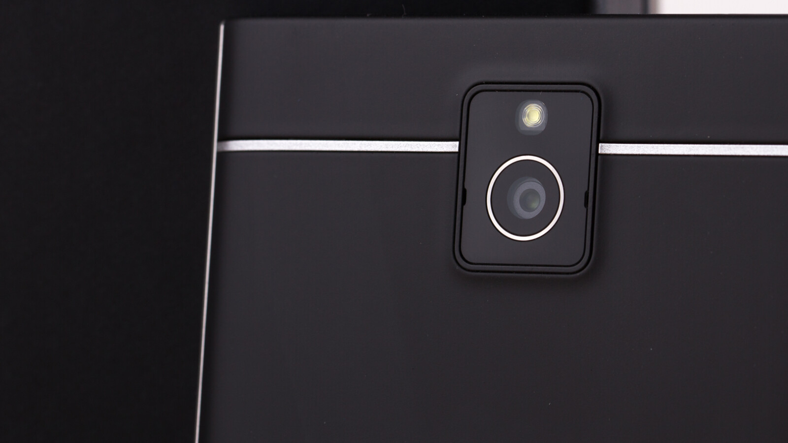 Die rückseitige Kamera des BlackBerry Passport löst mit 13 Megapixeln auf.