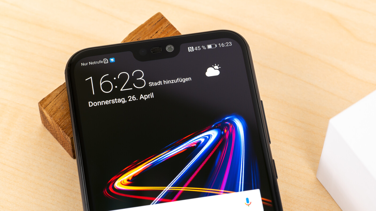 Der Bildschirm bietet eine Einkerbung, englisch auch Notch genannt, wie ihr sie vom iPhone X kennt.