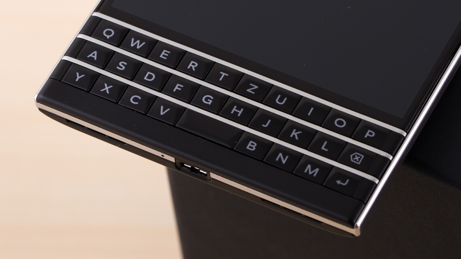 Die Tastatur des BlackBerry Passport bietet nur noch drei anstatt wie bislang vier Zeilen.