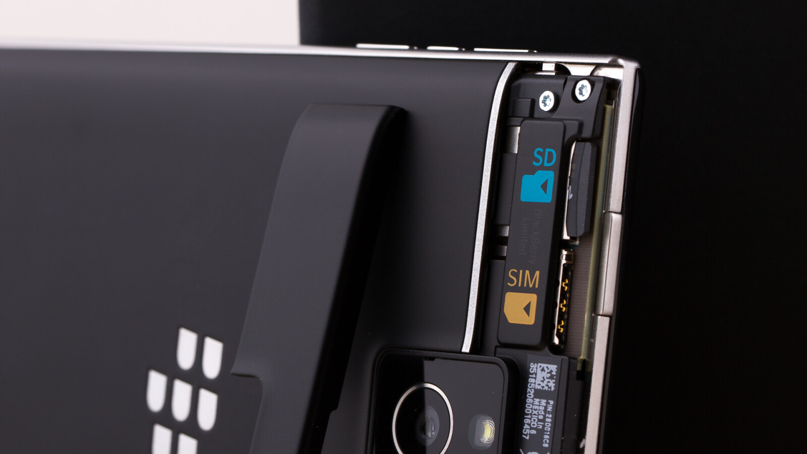 Zur Verwendung des BlackBerry Passport benötigt der Nutzer eine Nano-SIM-Karte.