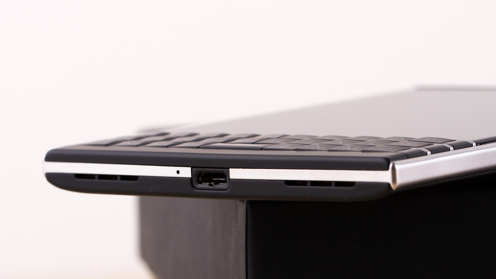 Das Passport bietet einen microUSB-Anschluss an der Unterseite. Er fungiert zugleich als HDMI-Port.