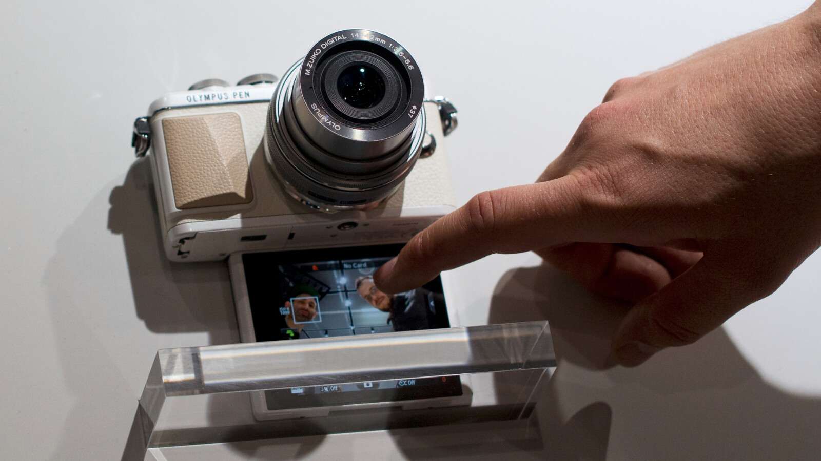 Der Touchscreen kann um 180 Grad nach unten geklappt werden.