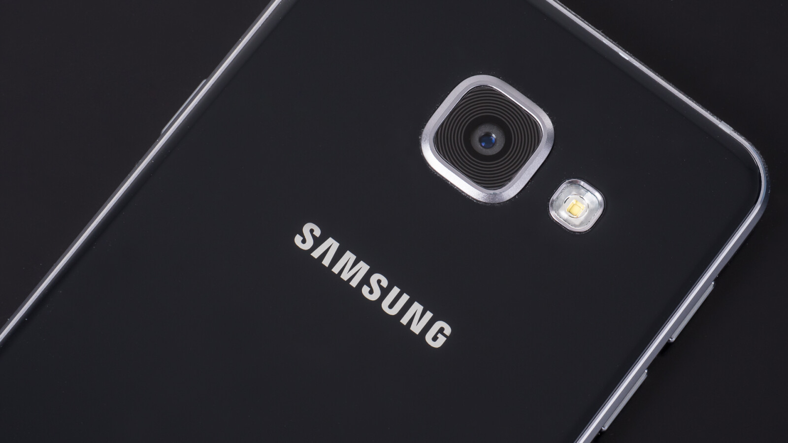 Die 13-Megapixel-Kamera steht ein Stück aus der Rückseite des Galaxy A3 (2016) hervor.