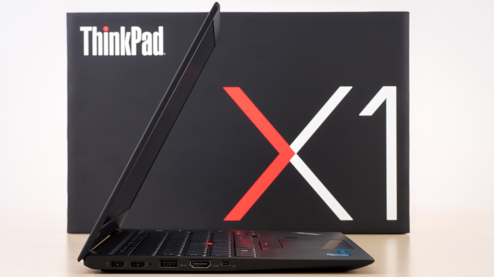 knapp 1.700 Euro. In der gleichen Region geht es auch bei den MacBook Pros los. Das ThinkPad-Logo ...