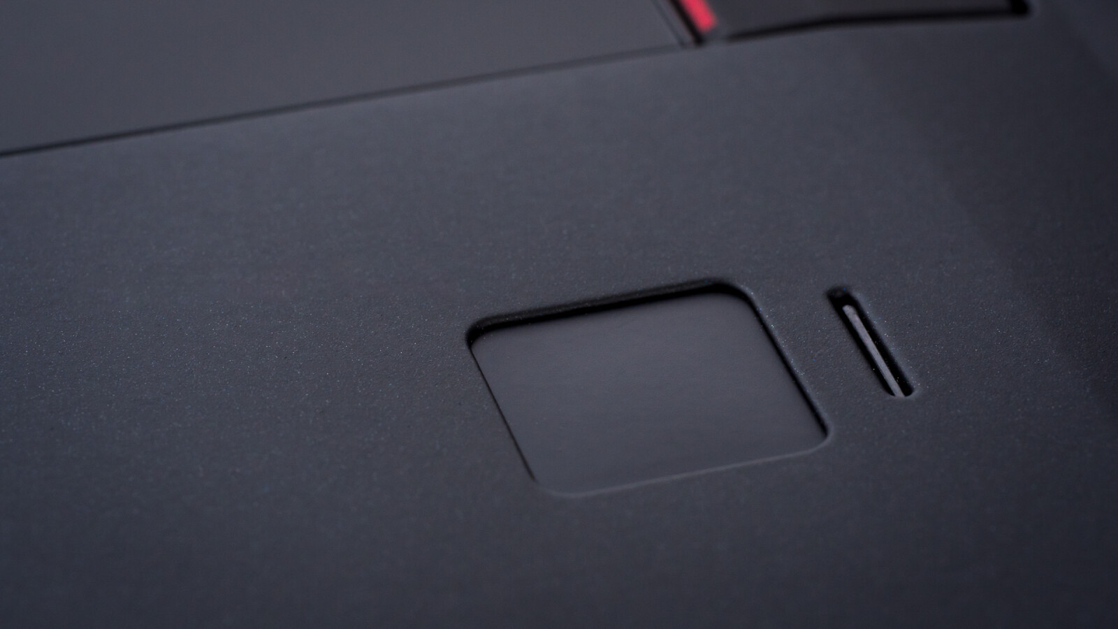 ... ist das ThinkPad fit für Windows Hello. Eine Infrarot-Kamera wird ebenfalls angeboten. Die Scharniere bieten ...