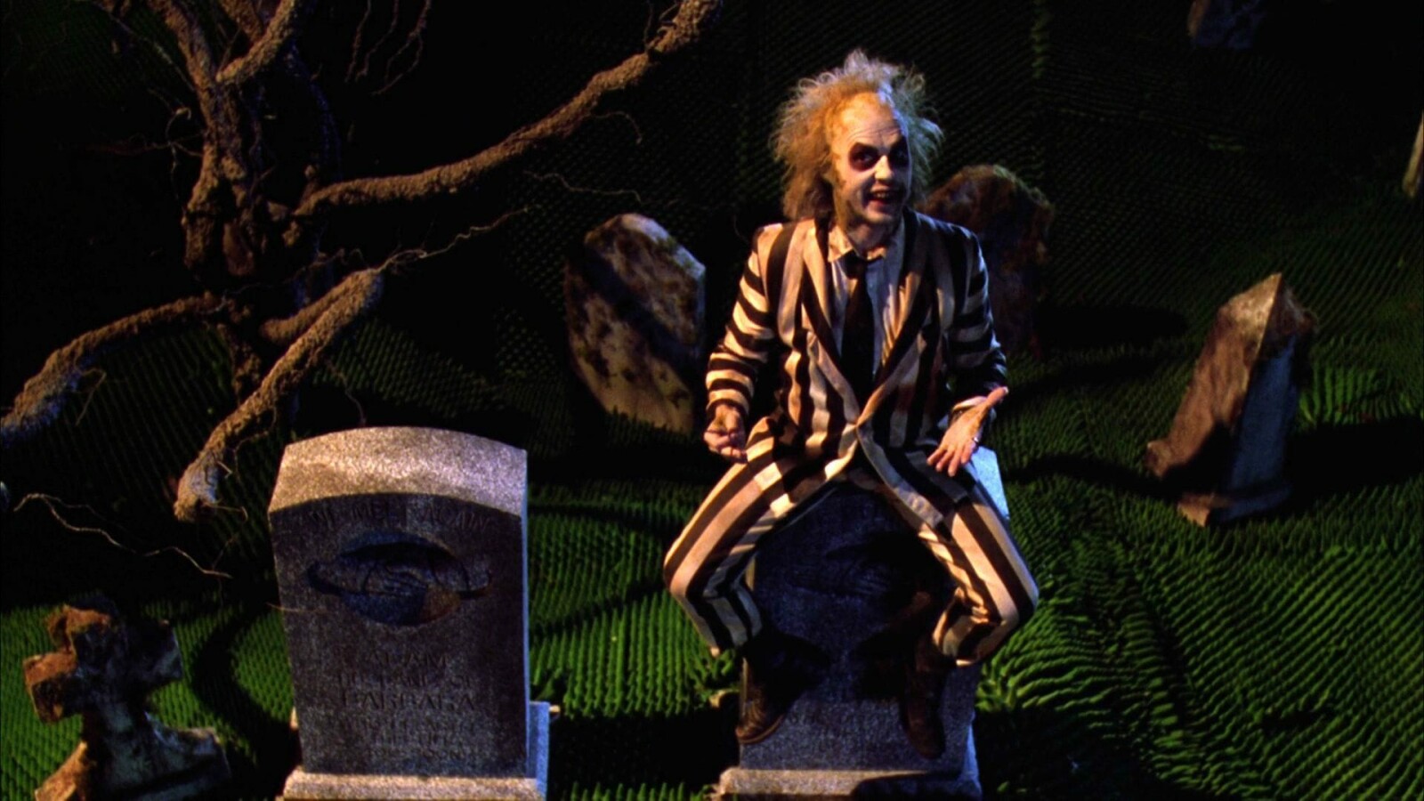 "Beetlejuice" ist eine Horrorkomödie, in der das junge Ehepaar Barbara und Adam bei einem Unfall ums Leben kommen und ihr Haus als Geister bewohnen. Doch als sich die neuen Bewohner breit machen, rufen die beiden den Lottergeist Beetlejuice, um sie zu vertreiben. Doch das stellt sich als großer Fehler heraus, denn der Lottergeist ist unberechenbar.