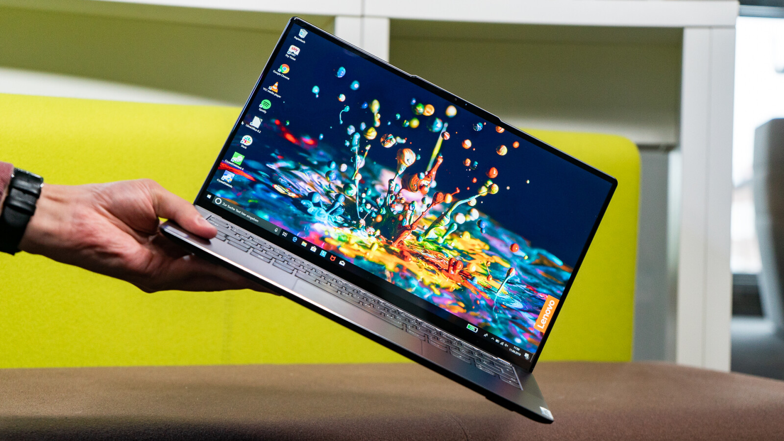 Mit knapp 1,2 Kilogramm ist das Lenovo Yoga S940 sehr leicht.