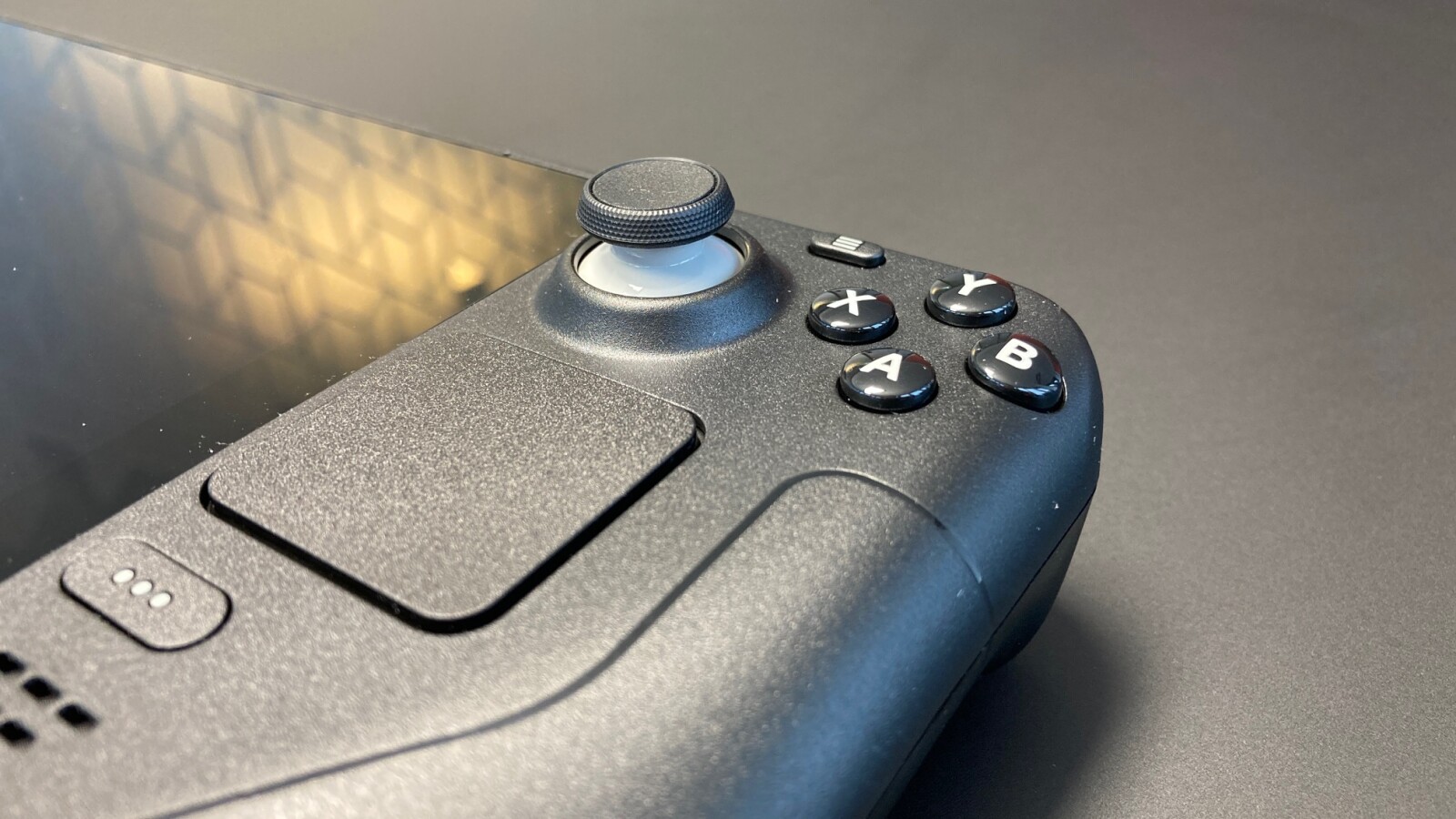 Rechts und links befinden sich Touch-Flächen, etwa um einen Mauszeiger zu bewegen.