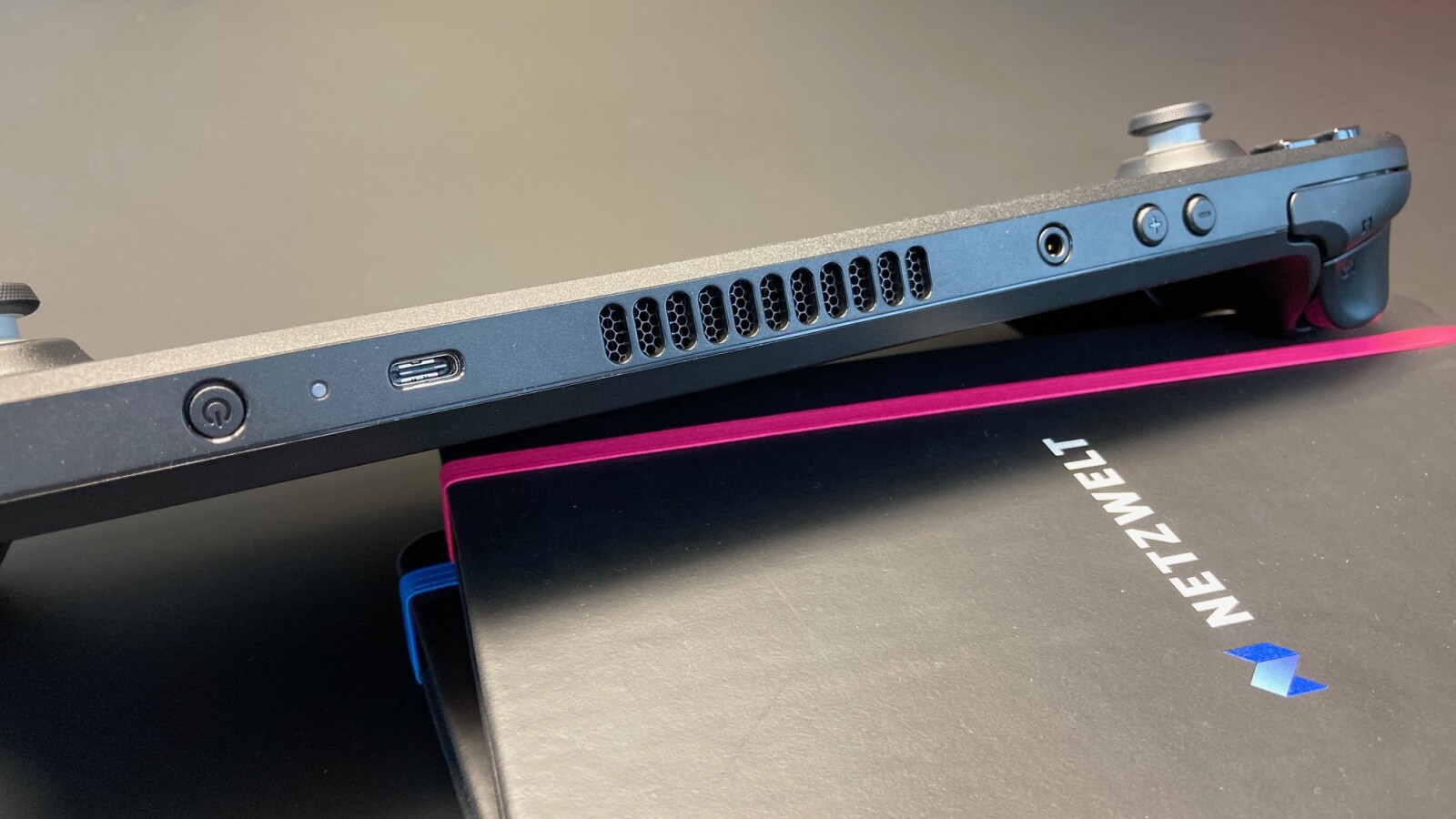 Über USB-C ladet ihr den Handheld auf.