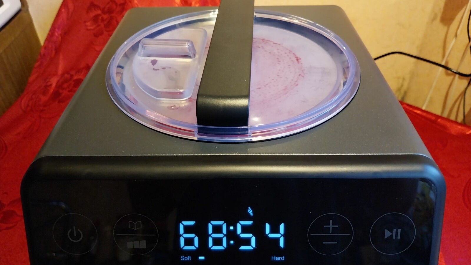 Wahlweise stellt ihr für die Eiszubereitung den Timer oder stellt ein, wie fest euer Eis am Ende werden soll. Dann läuft der Timer vorwärts und ihr bekommt Bescheid, sobald die gewünschte Konsistenz erreich ist.