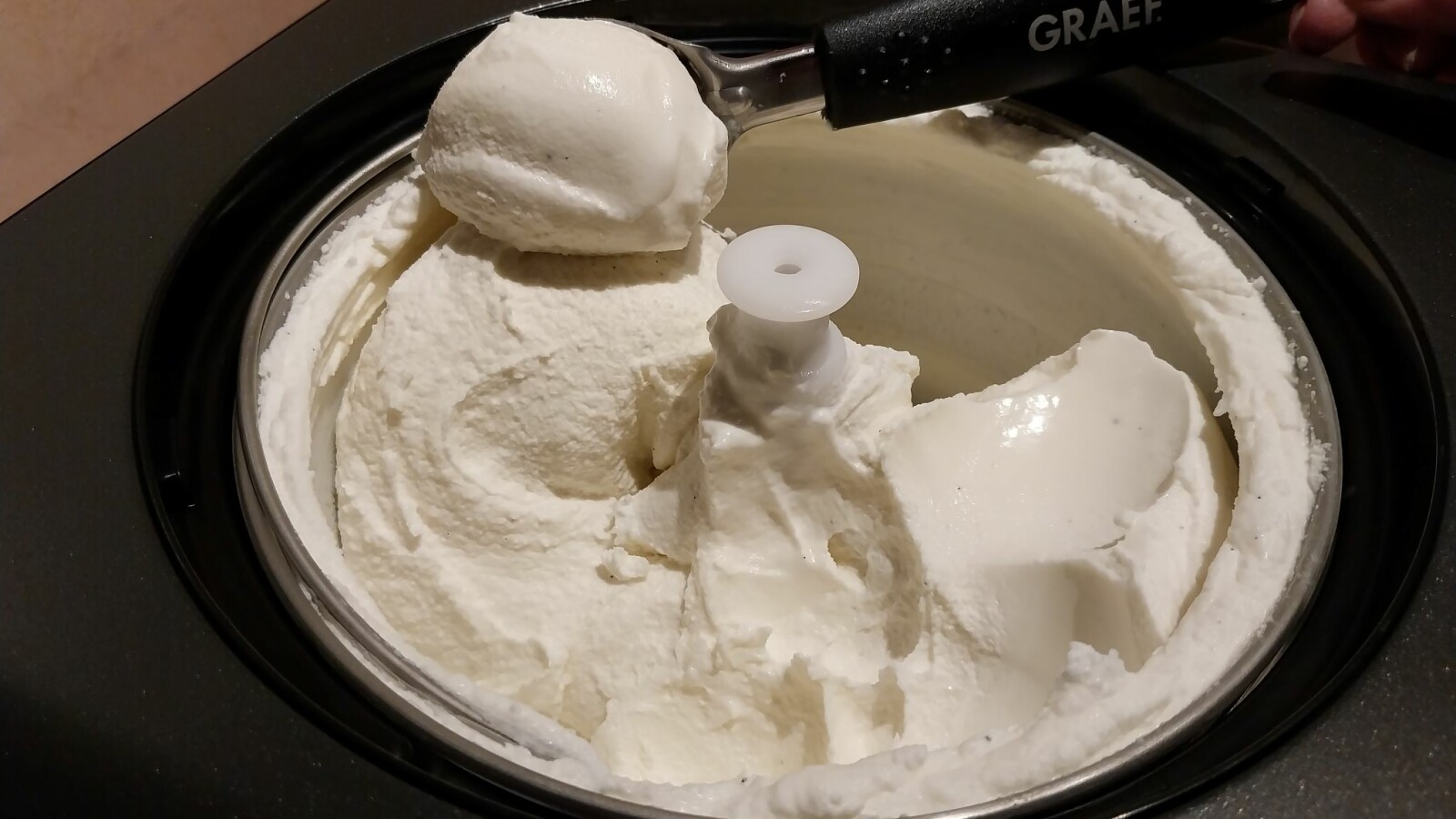 Wir staunen nicht schlecht. Das fertige Milchspeiseeis erinnert tatsächlich an das Softeis, das an Strandkiosken und Co. verkauft wird.