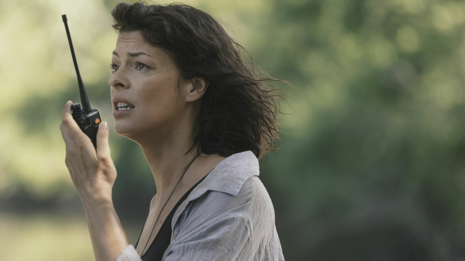 The Walking Dead - Staffel 9: Jadis nutzt das Walkie-Talkie, um Kontakt zum Helikopterpiloten aufzunehmen.