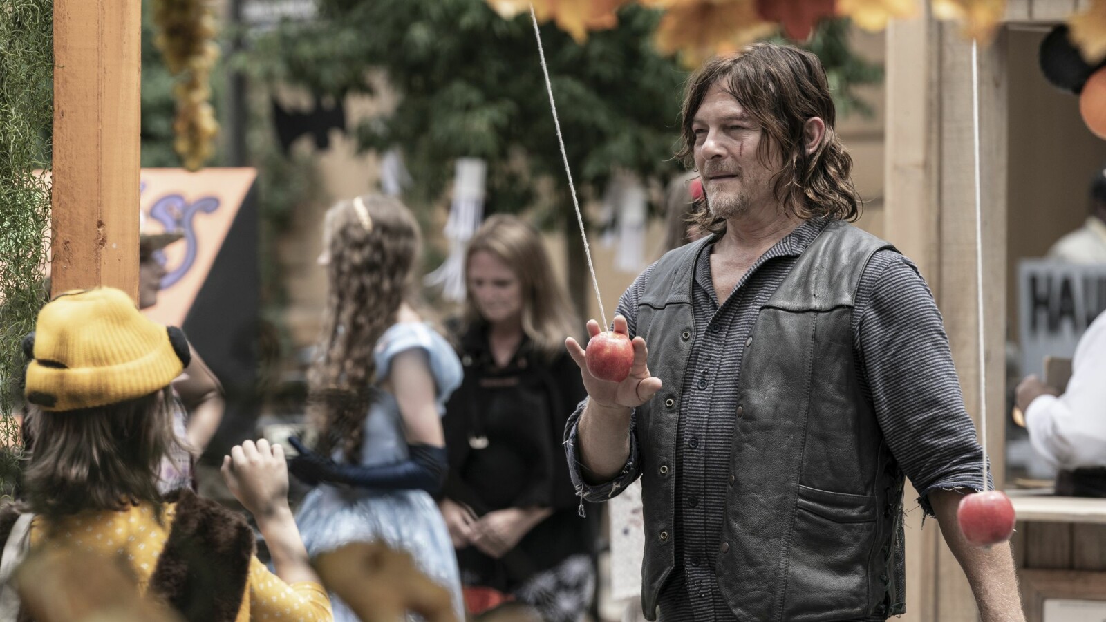 The Walking Dead Staffel 11: Auch Daryl feiert mit den anderen.