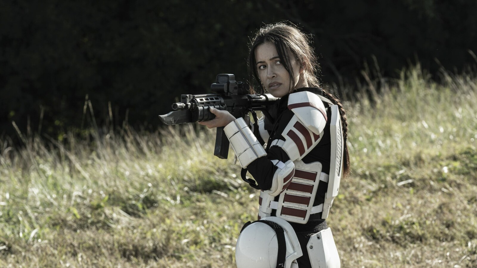 The Walking Dead Staffel 11: Rosita in ihrer Commonwealth-Rüstung.