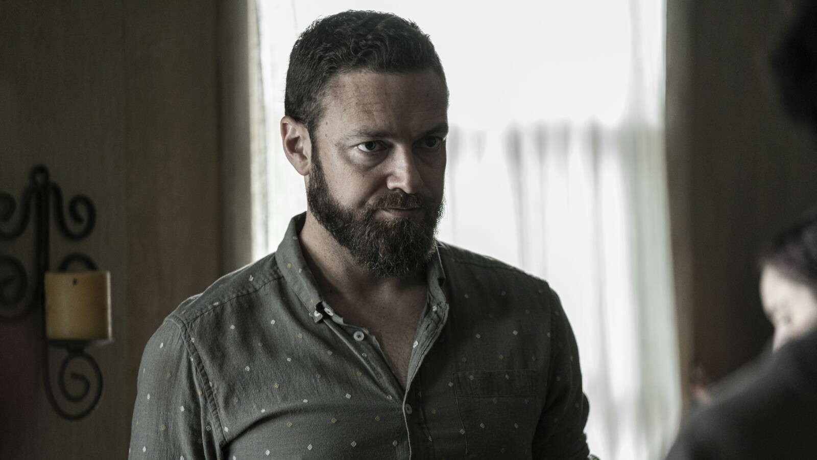 The Walking Dead Staffel 11: Aaron ist mitgenommen von den Ereignissen in Riverbend.