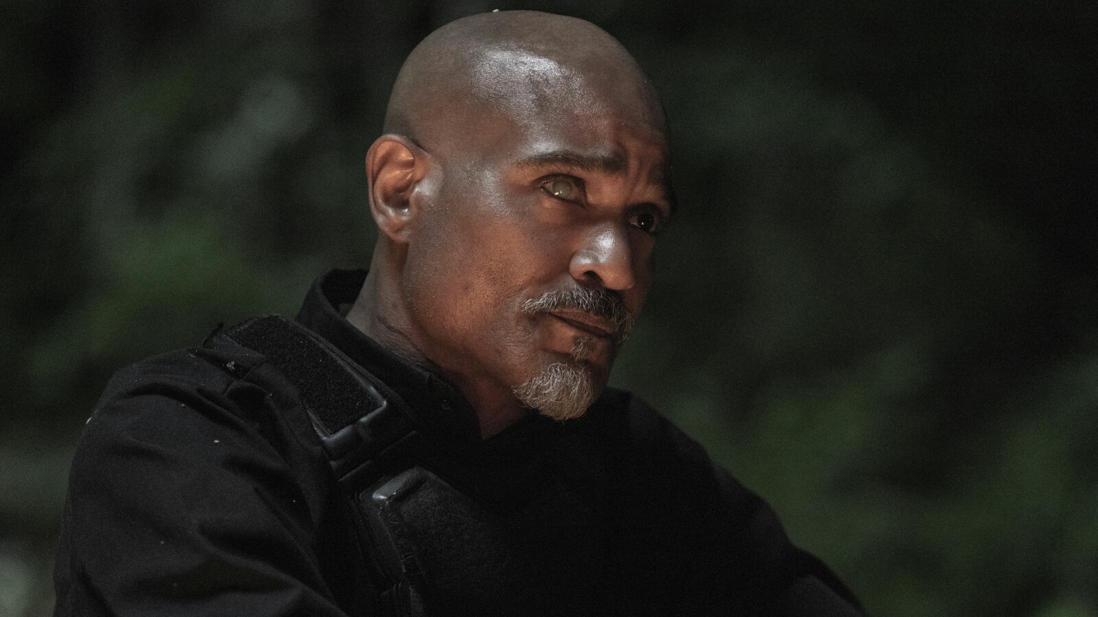 The Walking Dead Staffel 11 - Teil 2: Gabriel nimmt seinen Priesterkragen ab.