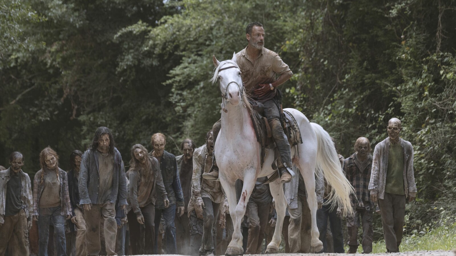 The Walking Dead - Staffel 9: Rick lockt die Zombieherde davon.