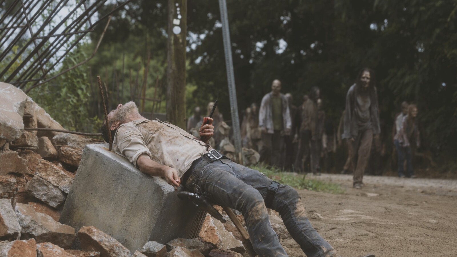 The Walking Dead - Staffel 9: Rick steht unter Zeitdruck. Die Zombies kommen näher, doch er ist aufgespießt.