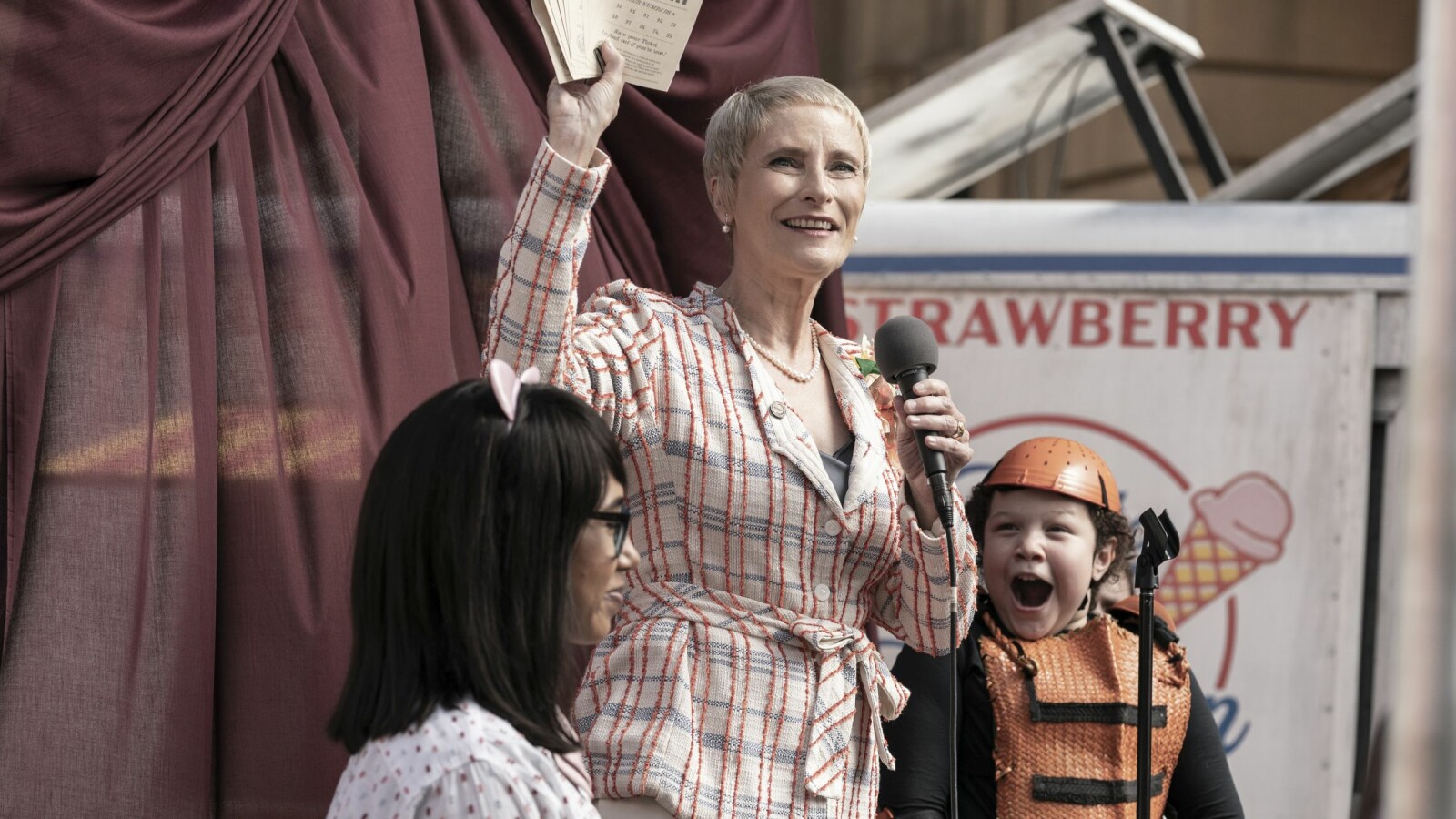 The Walking Dead Staffel 11: Pamela Milton verlost Lose. Der Gewinn ist die Teilnahme an der Abendgala.