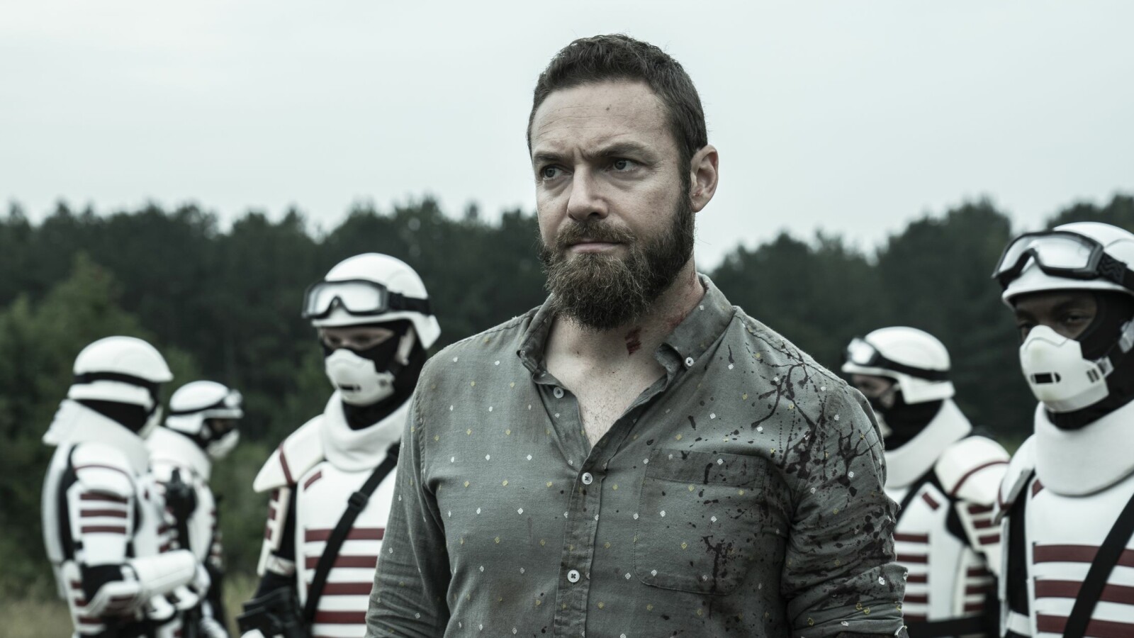 The Walking Dead Staffel 11, Folge 15: Nach dem Angriff auf Riverbend ist Aaron dem Commonwealth nicht mehr wohlgesonnen.