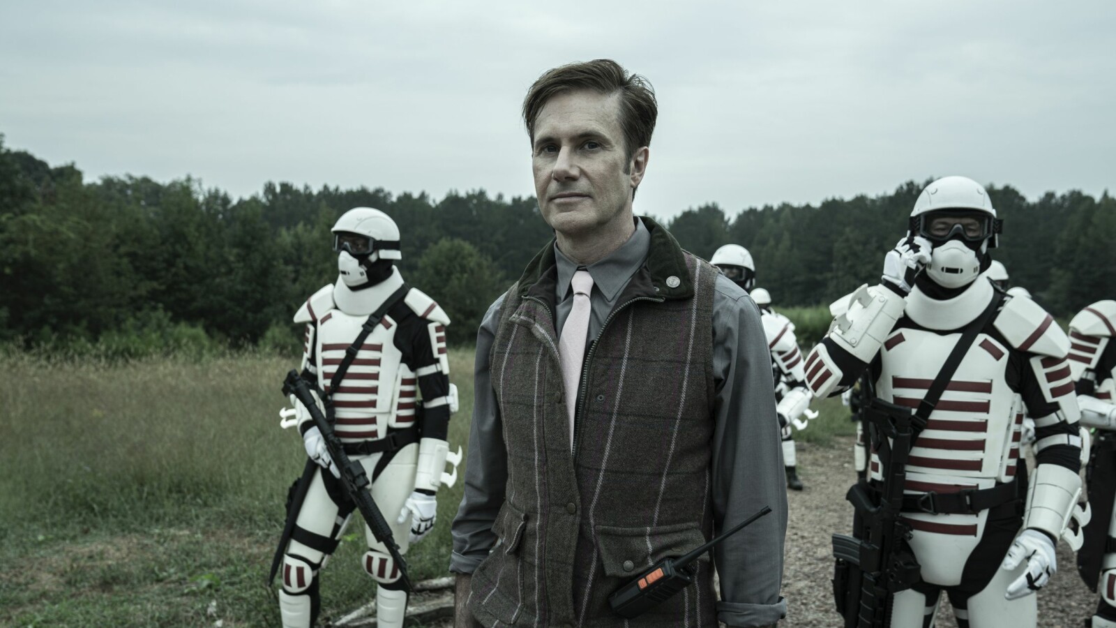 The Walking Dead Staffel 11, Folge 15: Lance Hornsby wird von einer Truppe Soldaten begleitet.