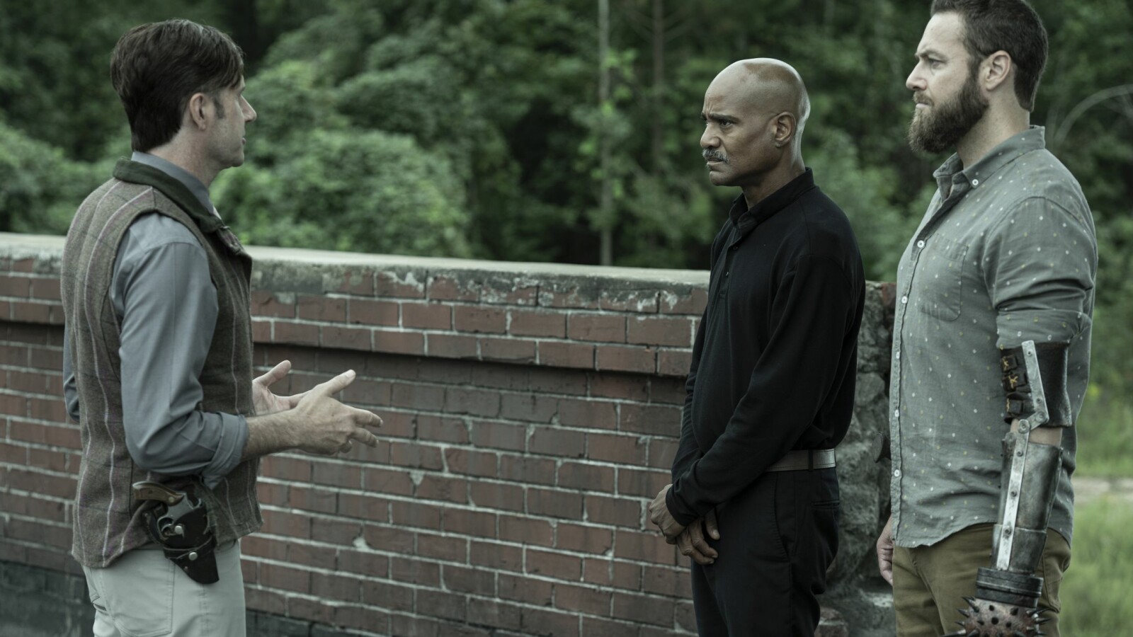 The Walking Dead Staffel 11, Folge 15: Lance redet mit Vater Gabriel und Aaron.