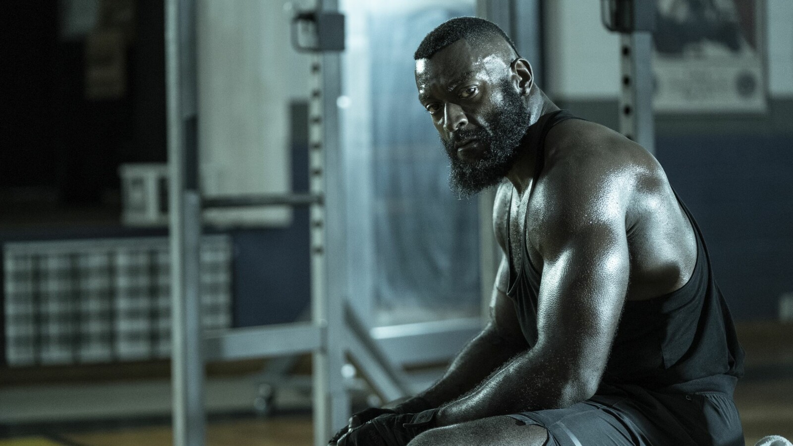 The Walking Dead Staffel 11, Folge 15: Mercer powert sich beim Training aus.