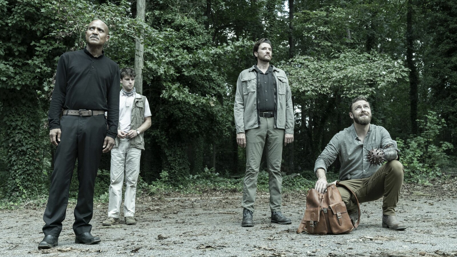 The Walking Dead Staffel 11: Gabriel, Aaron und Carlson stellen Kontakt zu Riverbend her.