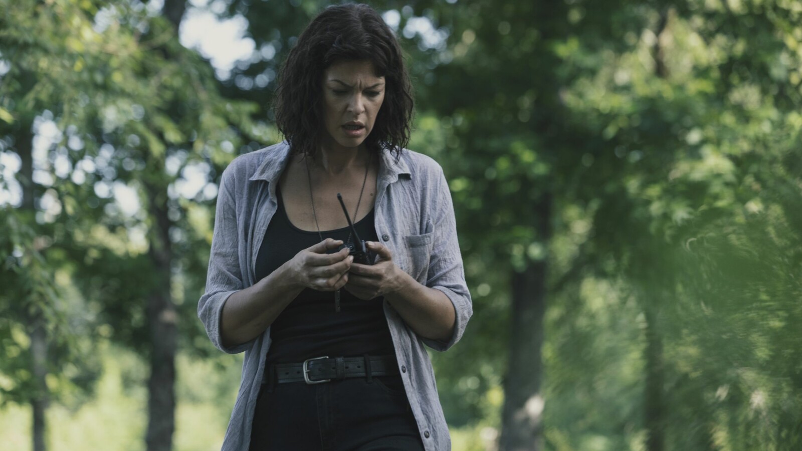 The Walking Dead - Staffel 9: Jadis/Anne versucht über Funk, Kontakt mit dem Helikopterpiloten aufzunehmen.