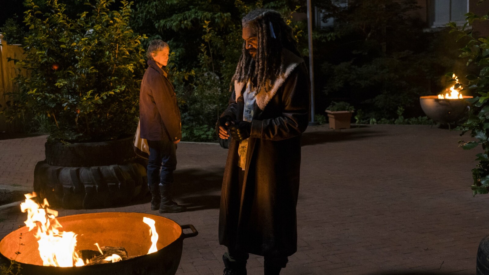 Ezekiel dringt zu Carol durch und überzeugt sie zu bleiben.