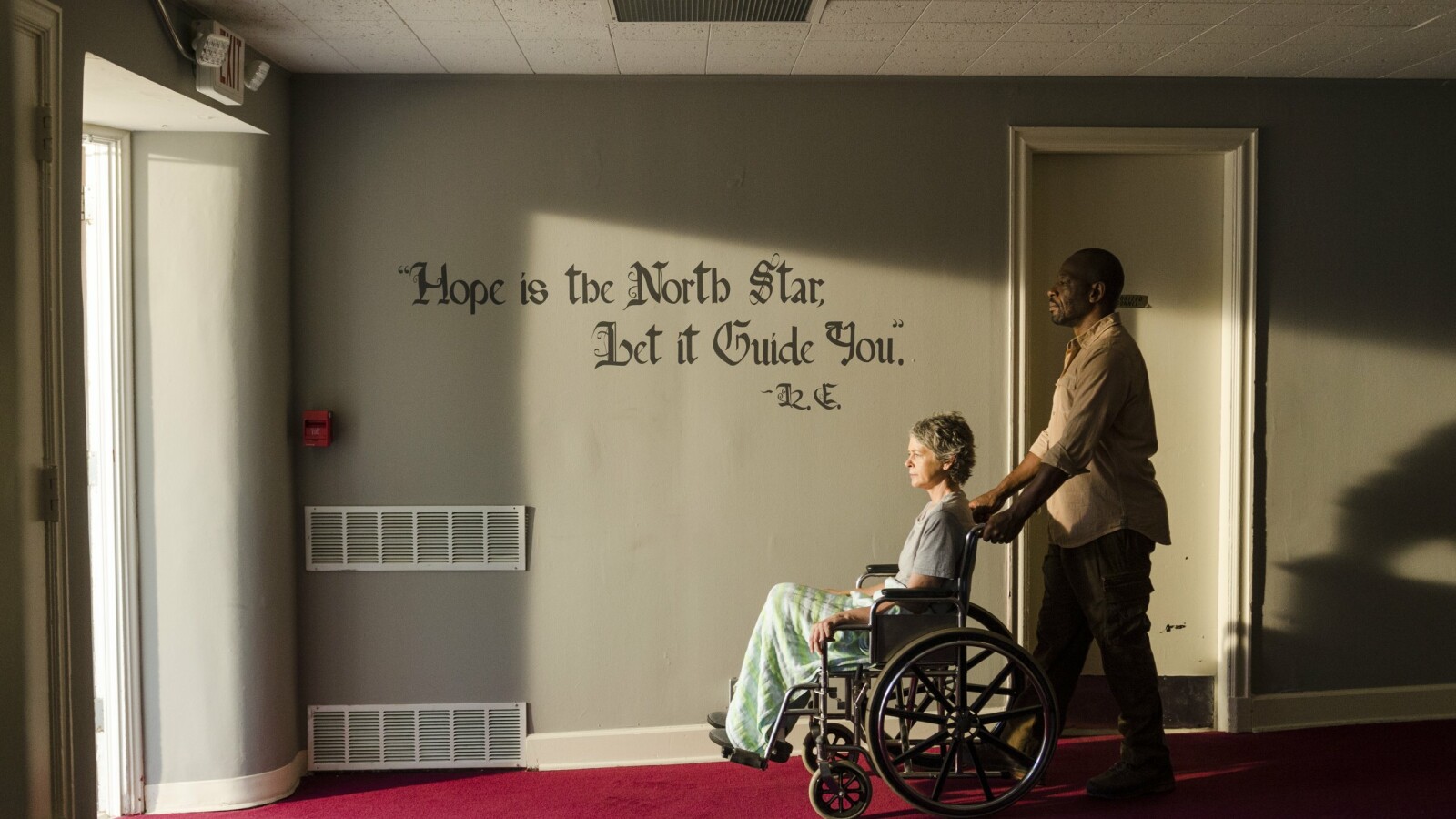 Morgan bringt Carol zu König Ezekiel.