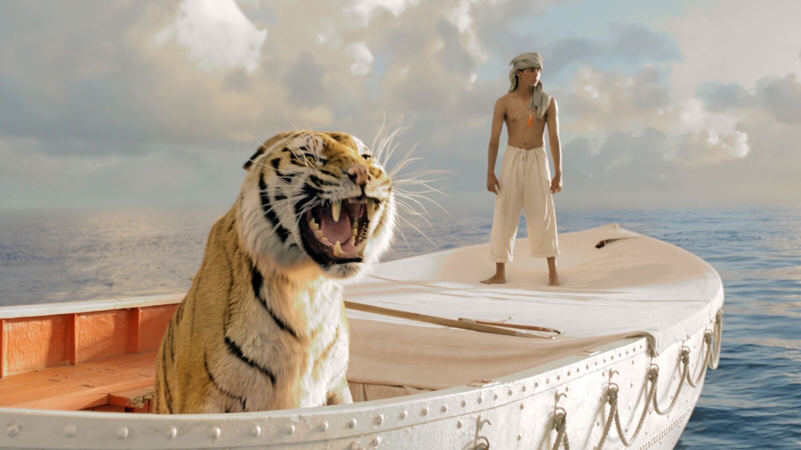 "Life of Pi - Schiffbruch mit Tiger" erzählt eine tragische Geschichte über einen schiffbrüchigen Jungen, der sich an Bord mit einem Tiger befindet. In der Romanverfilmung von Ang Lee geht es aber um weit mehr, als die Zuschauer auf einen Blick sehen können.