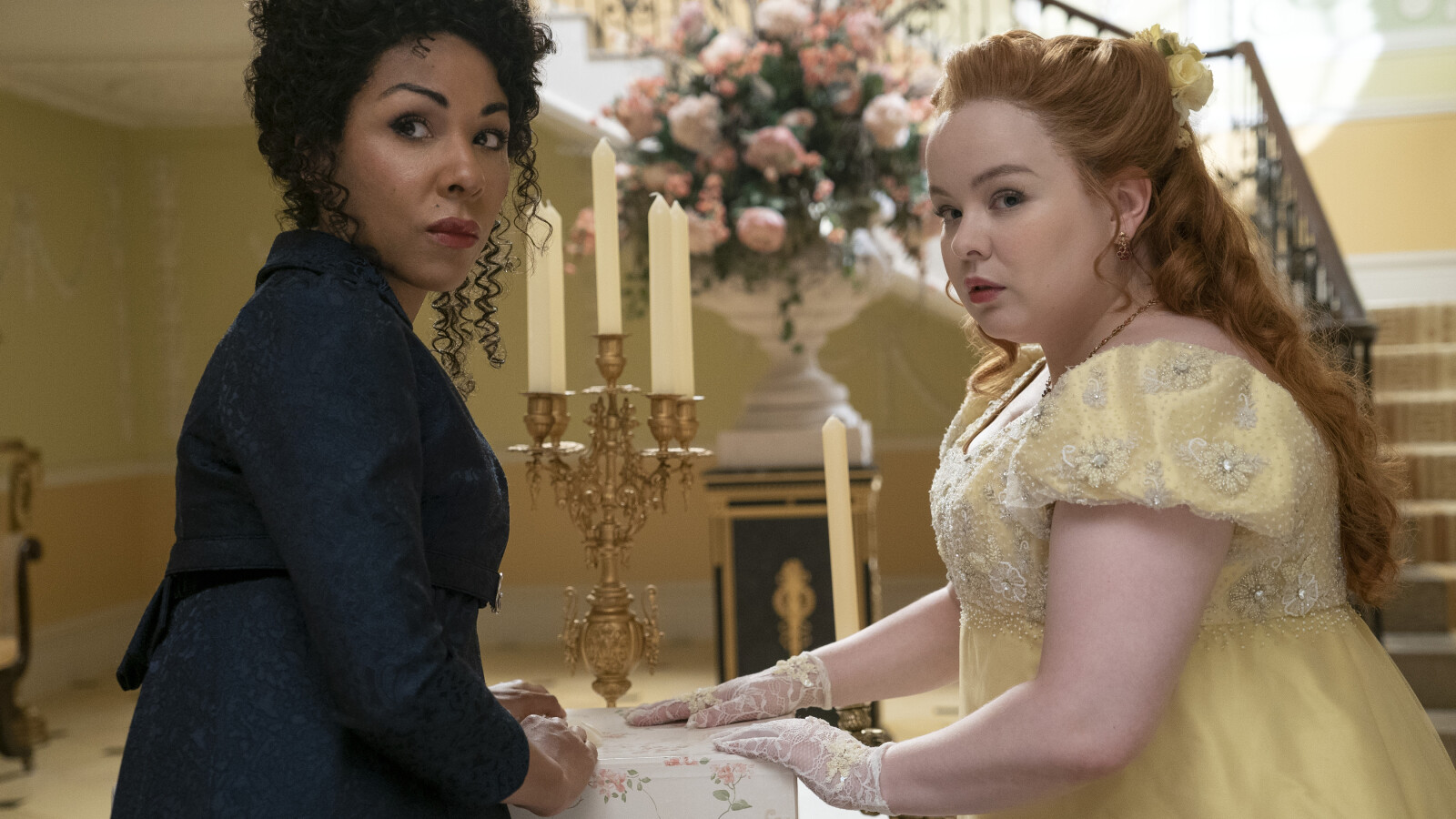 Bridgerton: Madame Delacroix und Penelope scheinen gemeinsame Sache zu machen.