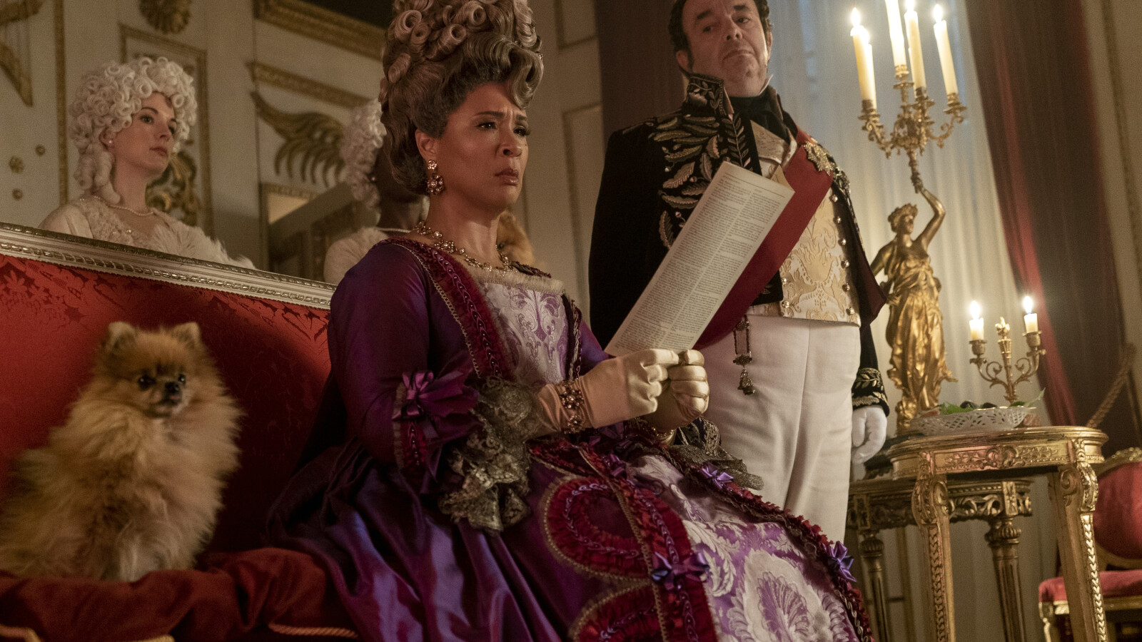 Bridgerton: Die Königin ist nicht erfreut über Lady Whistledowns neueste Enthüllungen.