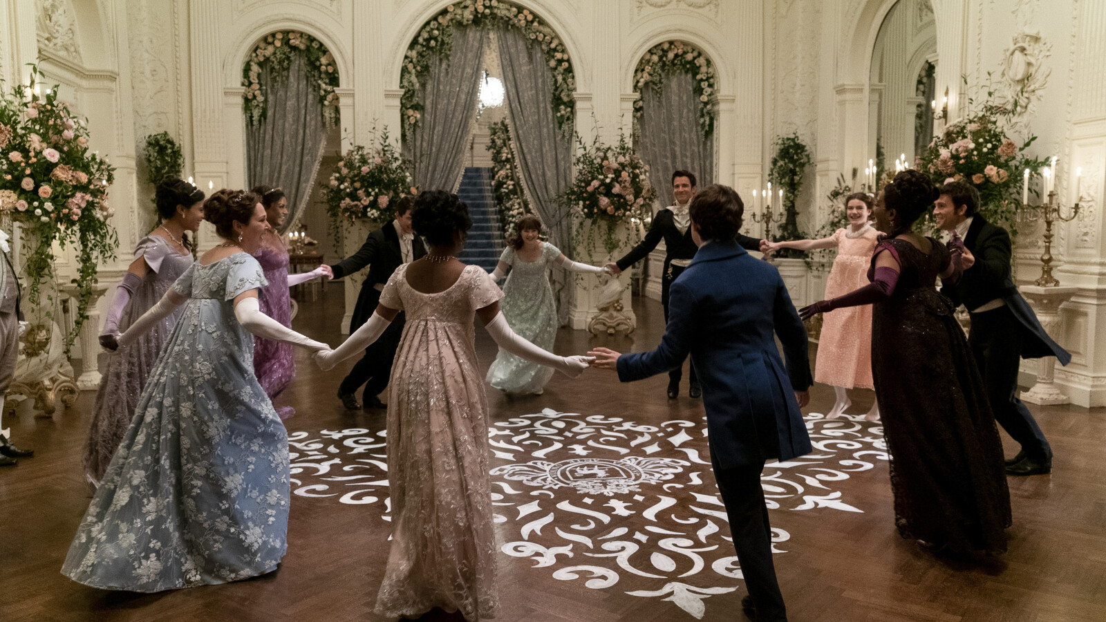 Bridgerton: Die Familien Sharma und Bridgerton verstehen sich wunderbar.